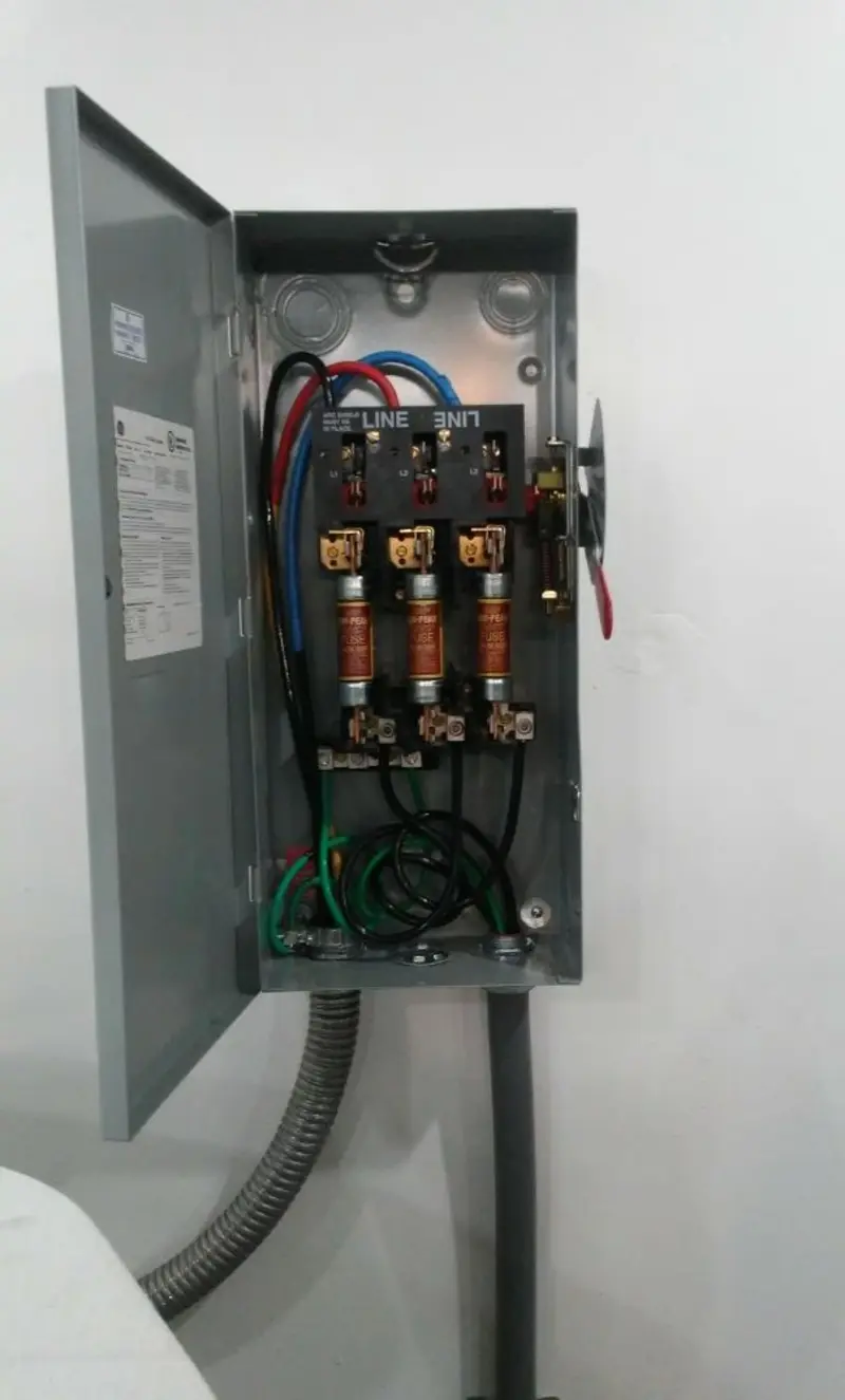 Three-phase disconnect switch installed for Smoke Detector Installation in Putnam